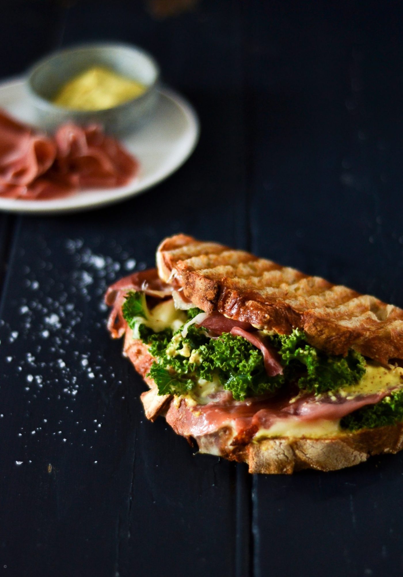 panini med seranoskinke, frisk mozerella og sennepsmayonnaise