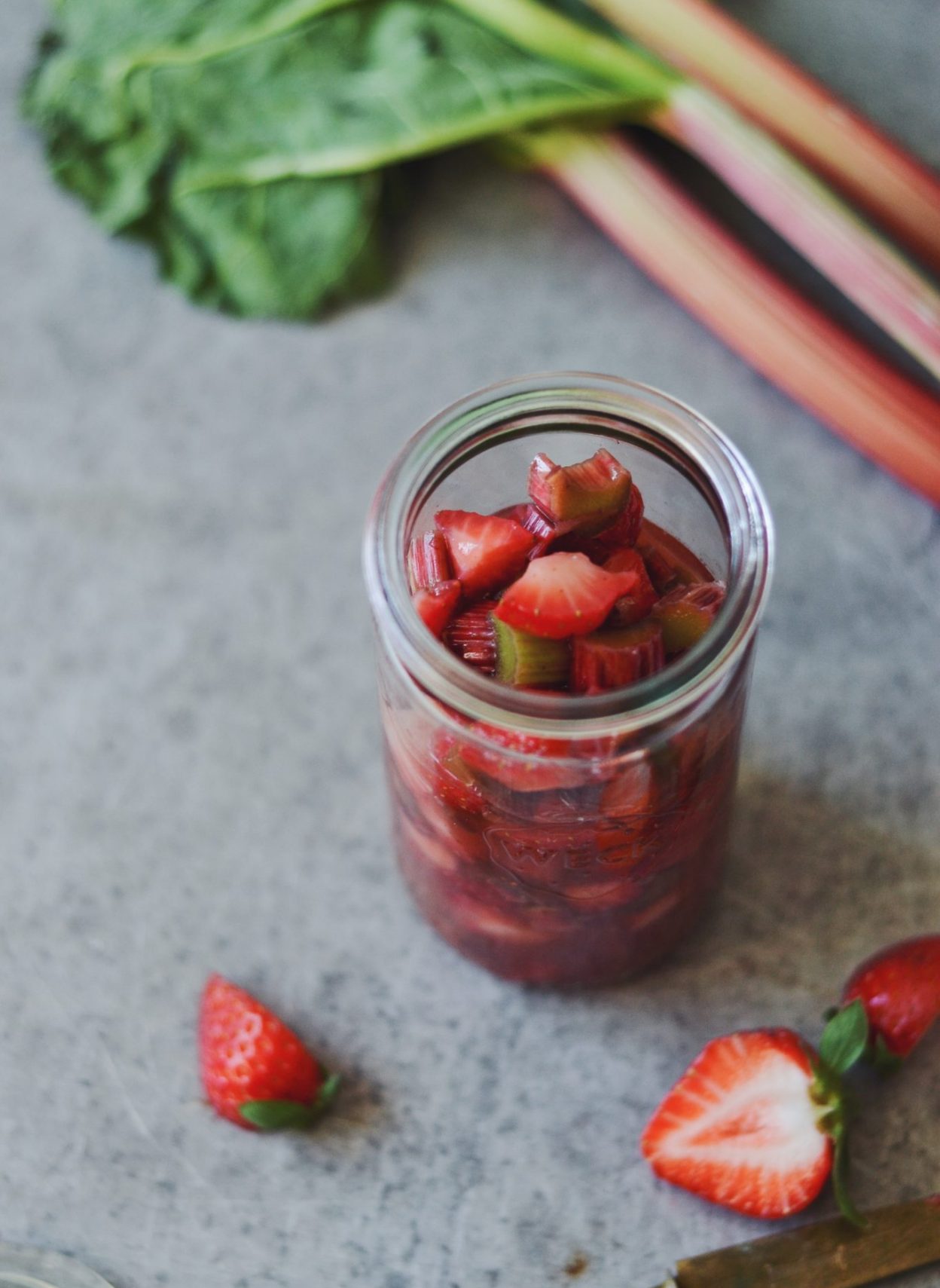 Råmarineret rabarber og jordbær med vanilje og honning