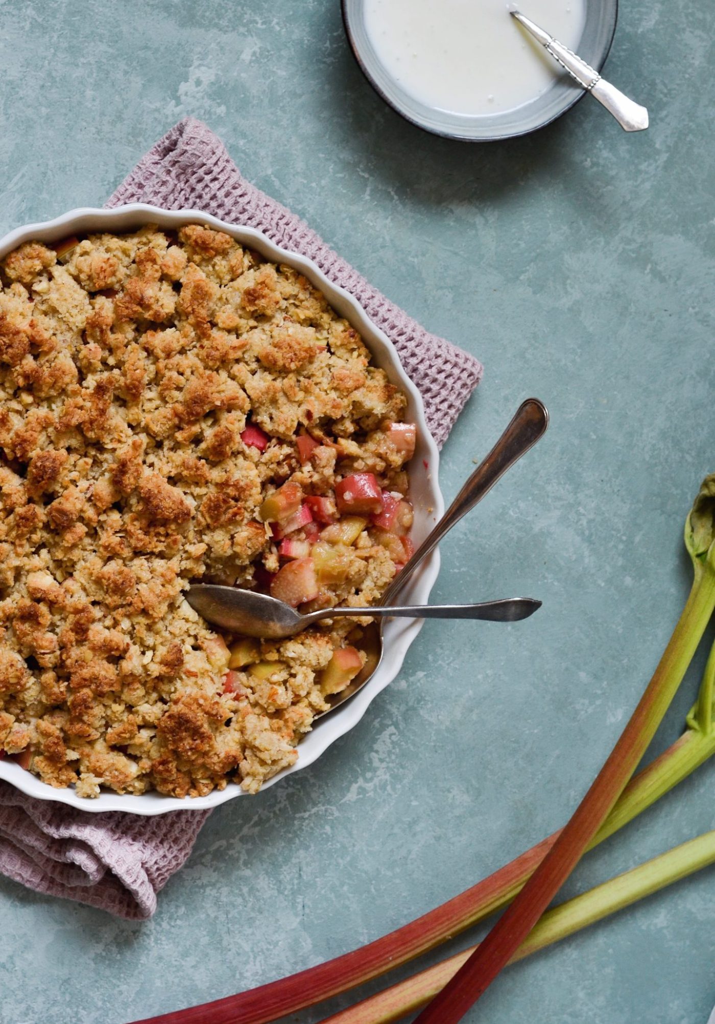 rabarbercrumble med kokos og mandler