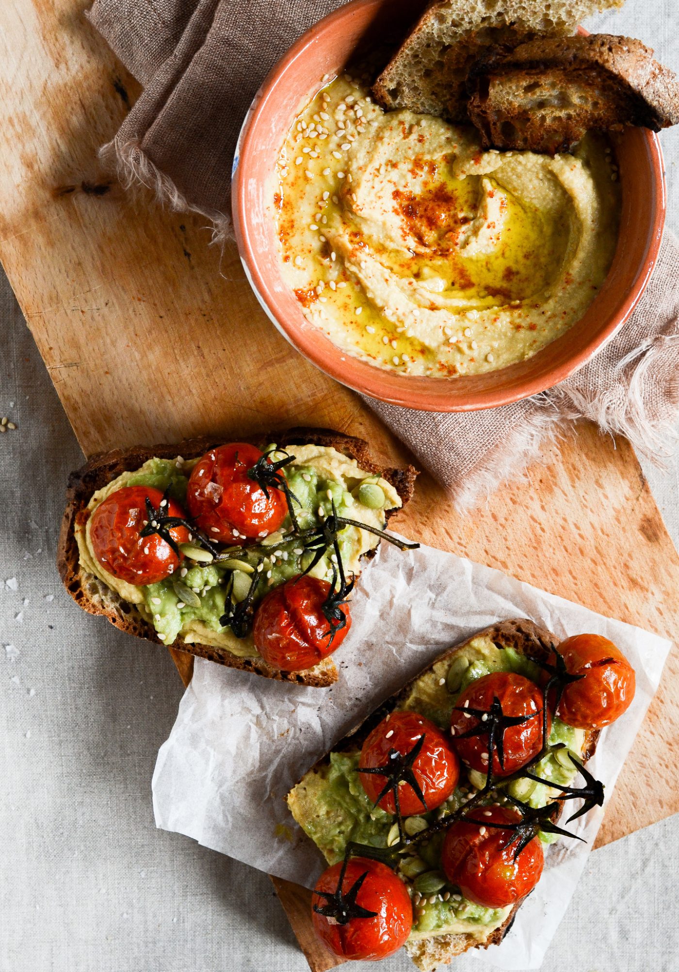 ristet-broed-med-hummus-avocado-bagte-tomater-