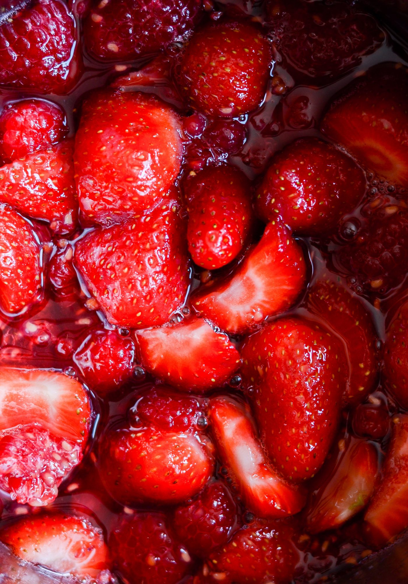 rødgrød-med-fløde-i-2-varianter-morgenmad-dessert-opskrift