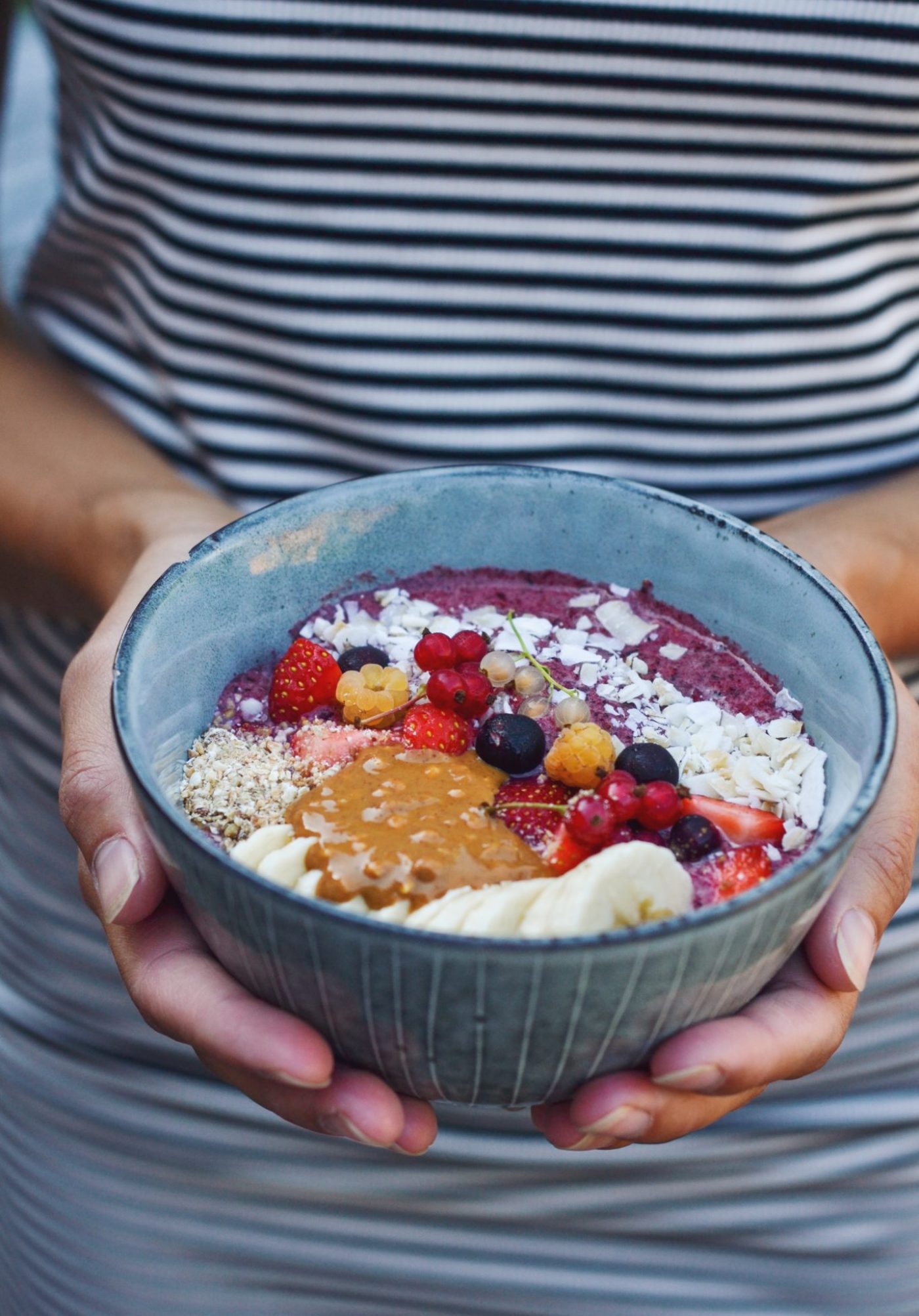 sund smoothie bowl med brombær, blåbær og banan
