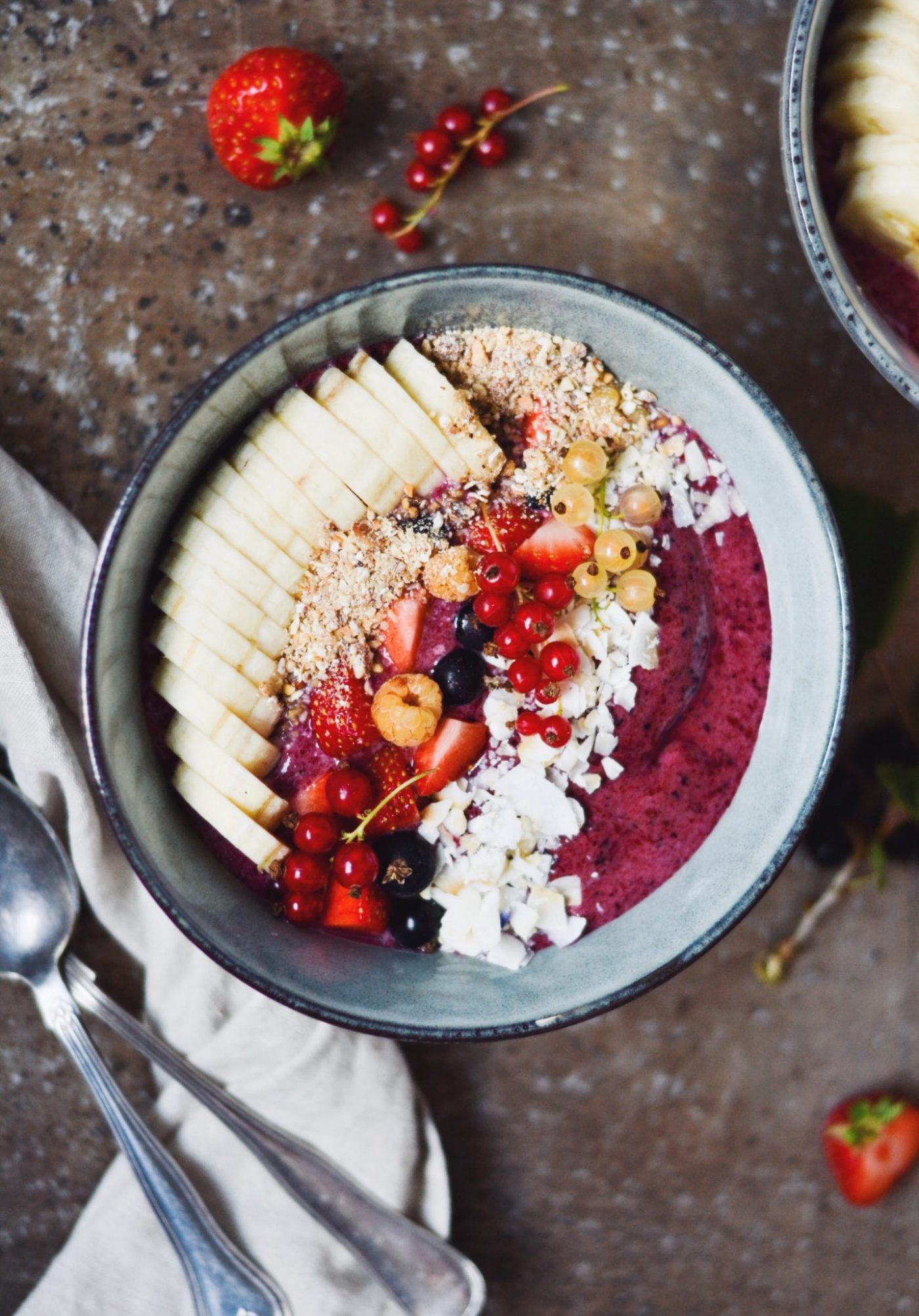 sund smoothie bowl med brombær, blåbær og banan