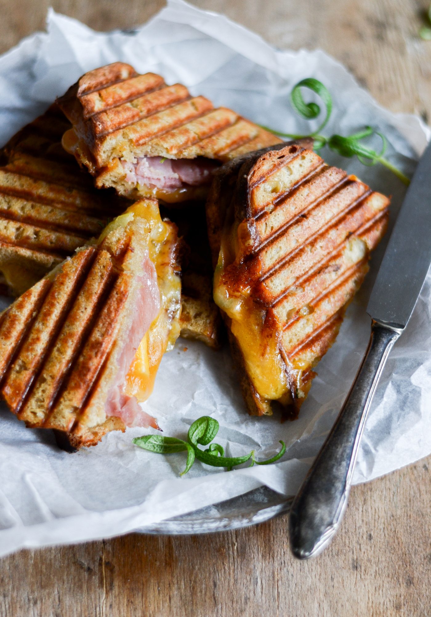 toast-med-skinke-og-ost-grilled-cheese-opskrift