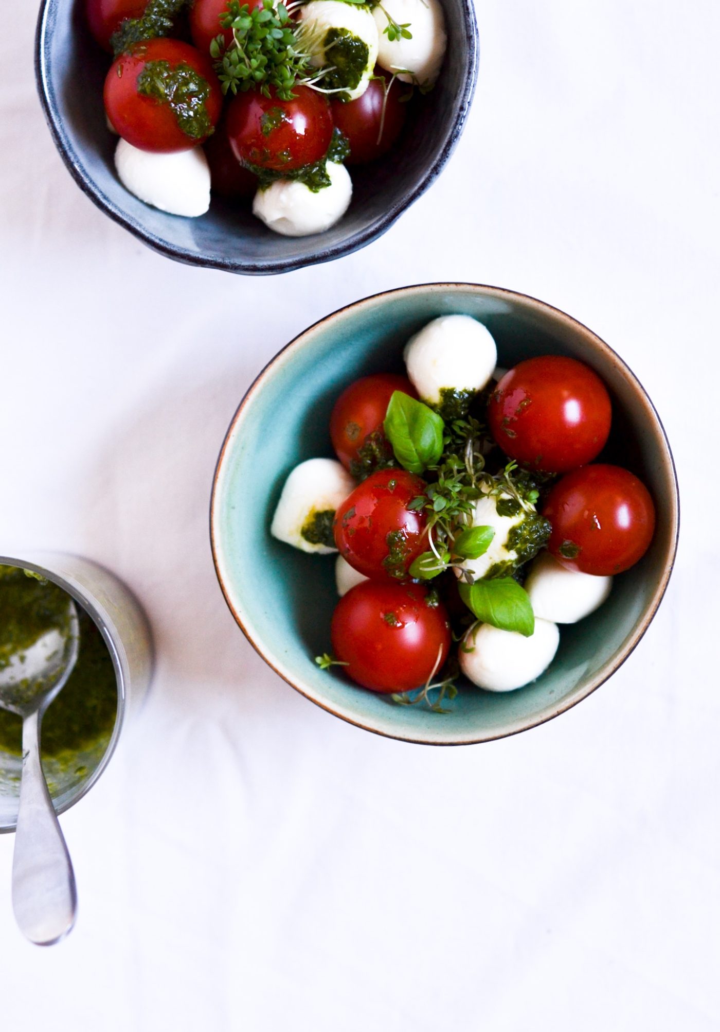 tomat-og-mozzerella-med-basilikumsolie-brunch-idé-3